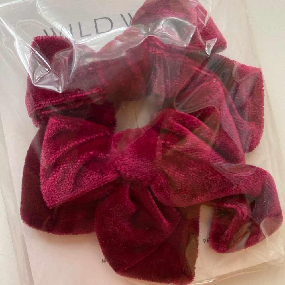 Wild Wawa Velvet Bow Hair Clip Set / NIB